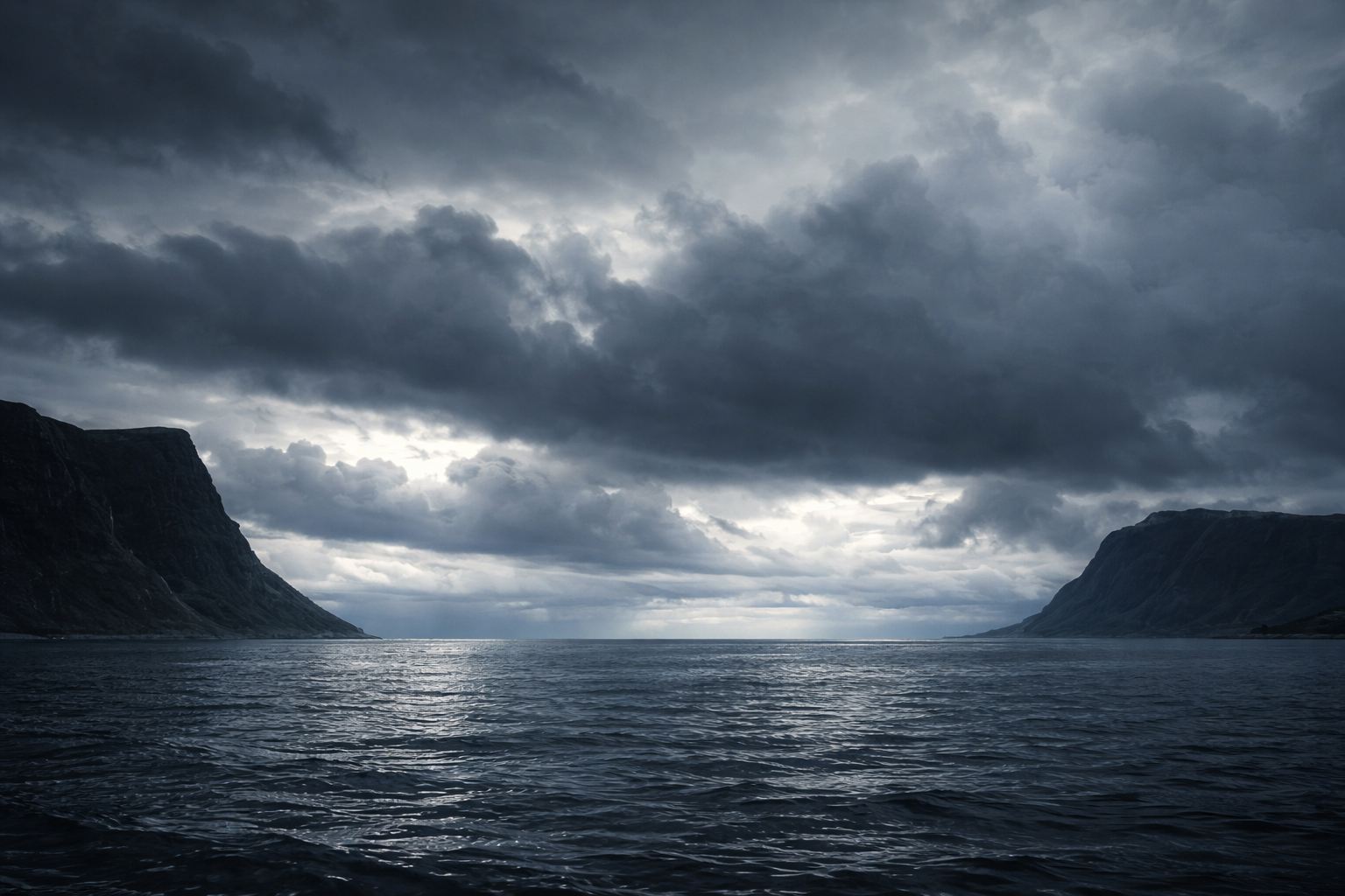 Dramatisk fjord under stormhimmel-1